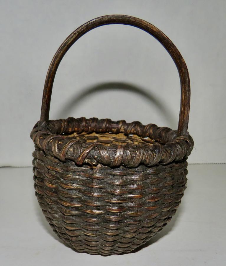 MINIATURE VA KICK UP BASKET W/ BLACK PAINT 3"