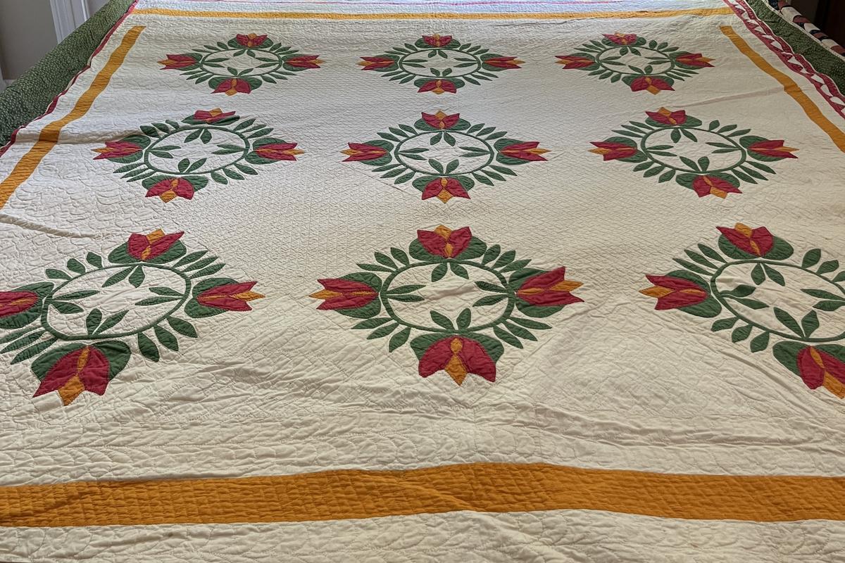 Appliqué Tulip Wreath Quilt