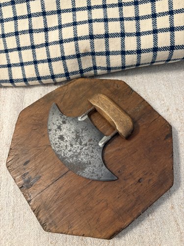 C 1900 EIGHT-SIDED CUTTING BOARD AND CHOPPER