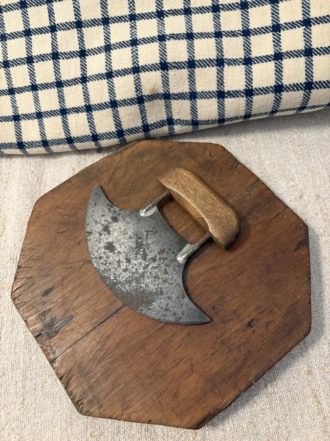 C 1900 EIGHT-SIDED CUTTING BOARD AND CHOPPER