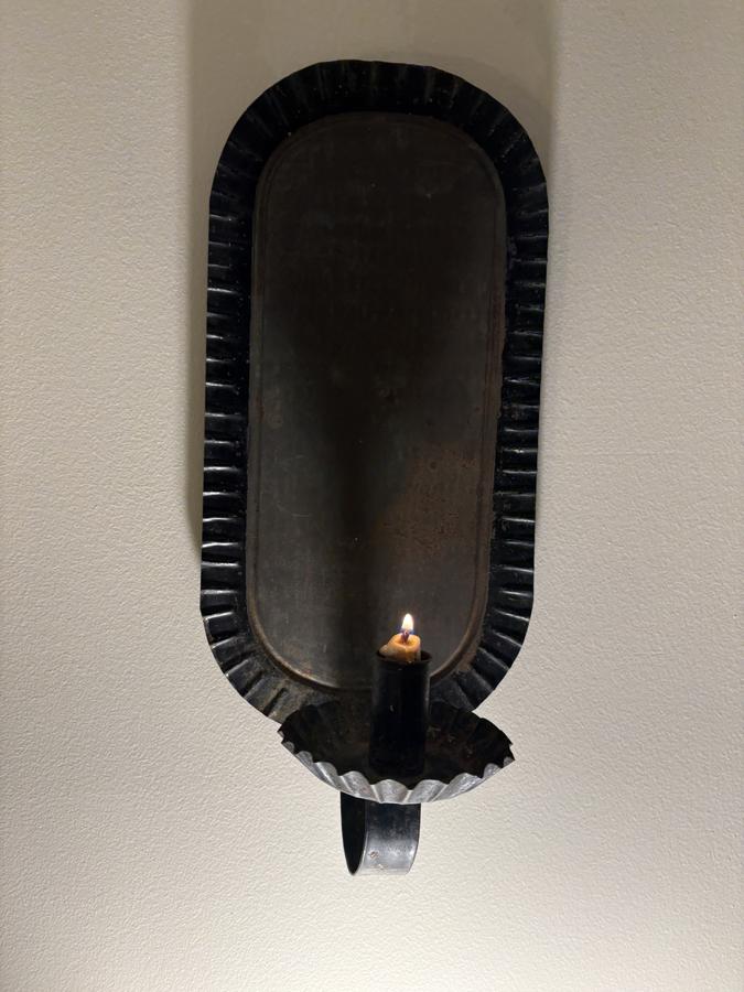 C 1820-1840 AMERICAN TIN PAINTED CANDLE SCONCE