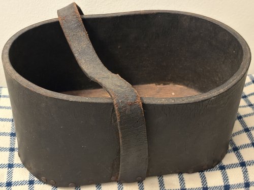C1790-1810 OVAL LEATHER CARRIER