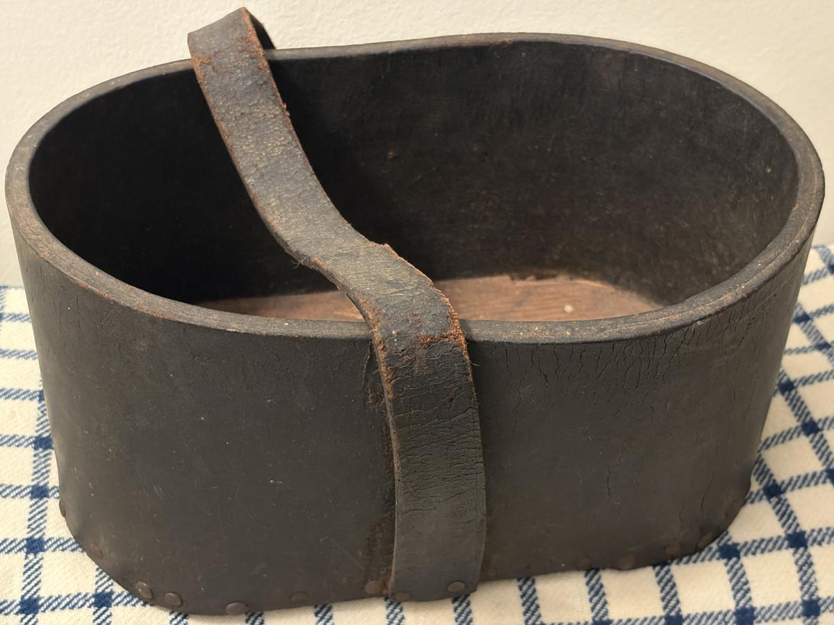 C1790-1810 OVAL LEATHER CARRIER