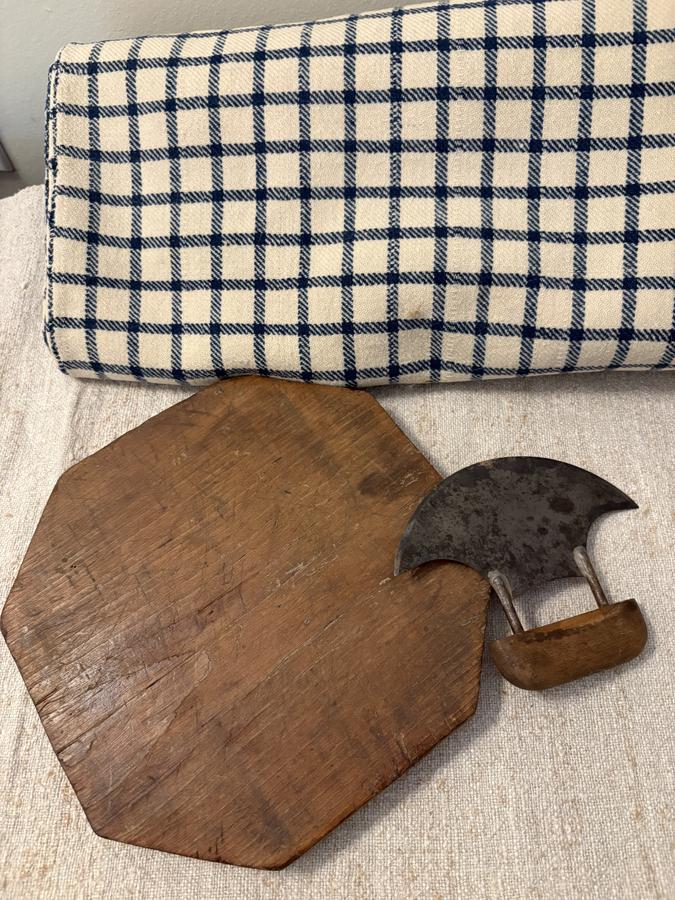 C 1900 EIGHT-SIDED CUTTING BOARD AND CHOPPER