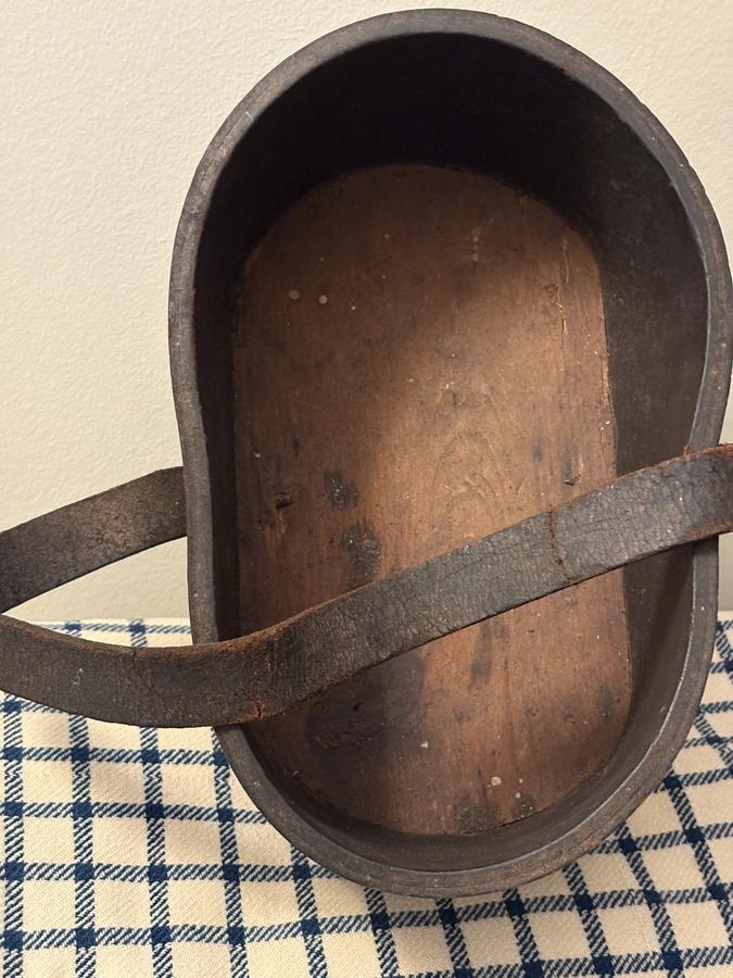 C1790-1810 OVAL LEATHER CARRIER