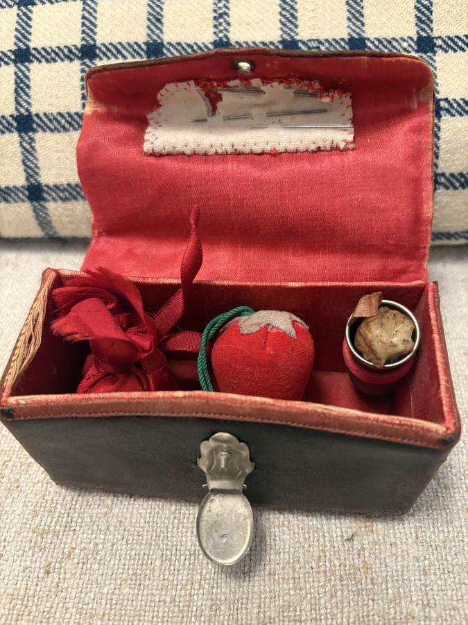 *19TH C SHAKER SEWING BOX WITH ACCESSORIES