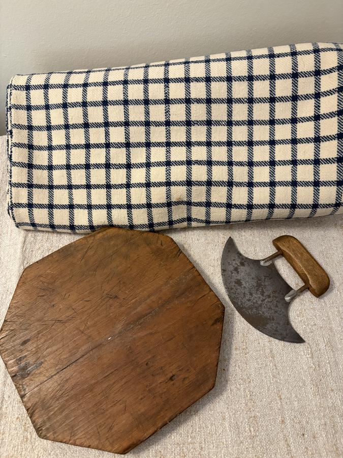 C 1900 EIGHT-SIDED CUTTING BOARD AND CHOPPER