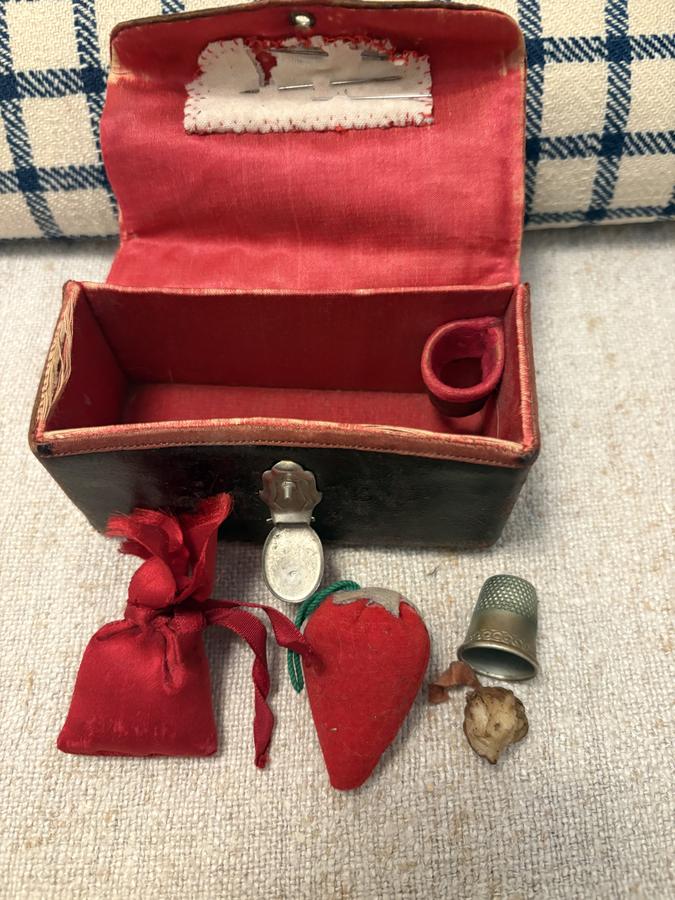 *19TH C SHAKER SEWING BOX WITH ACCESSORIES