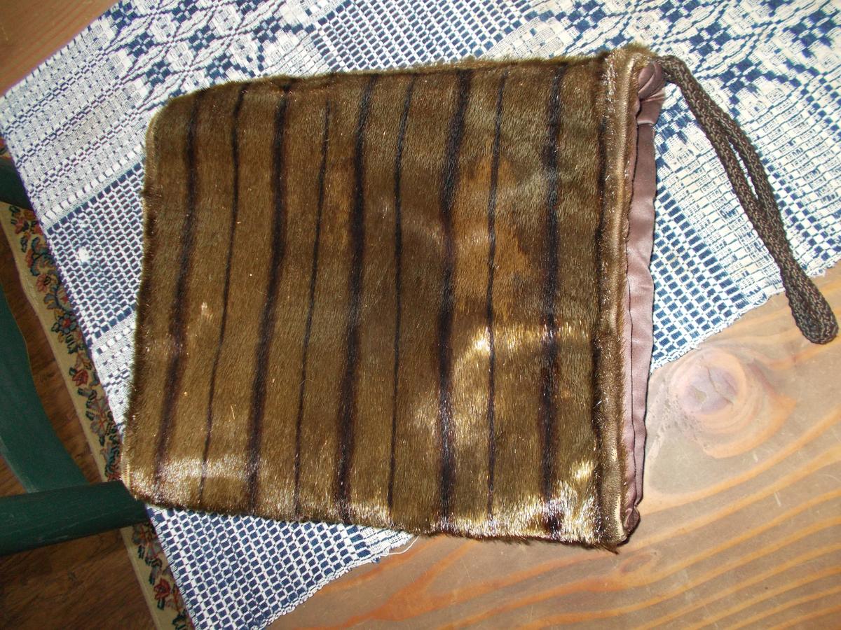 VICTORIAN FUR MUFF