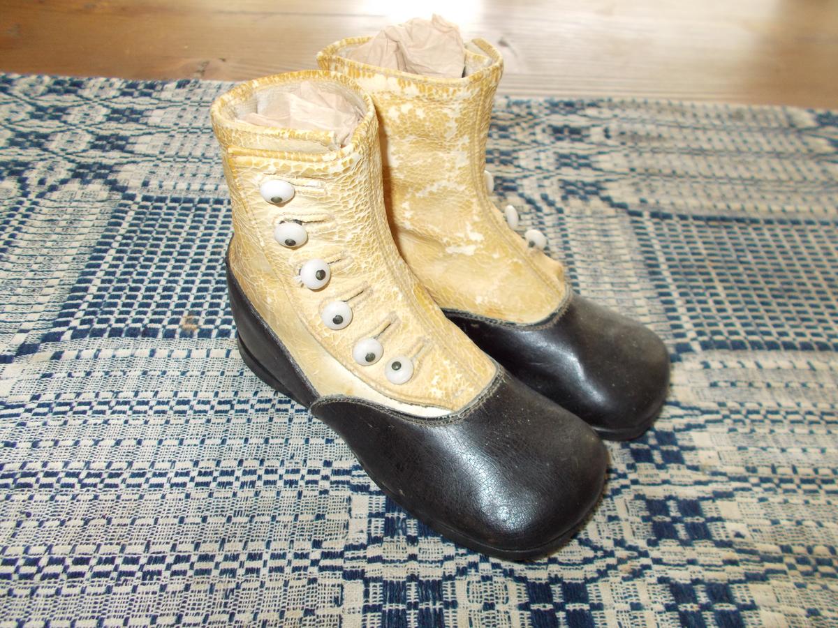 CHILD'S VICTORIAN BUTTON SHOES