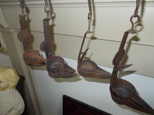 FOUR IRON DOUBLE BETTY LAMPS