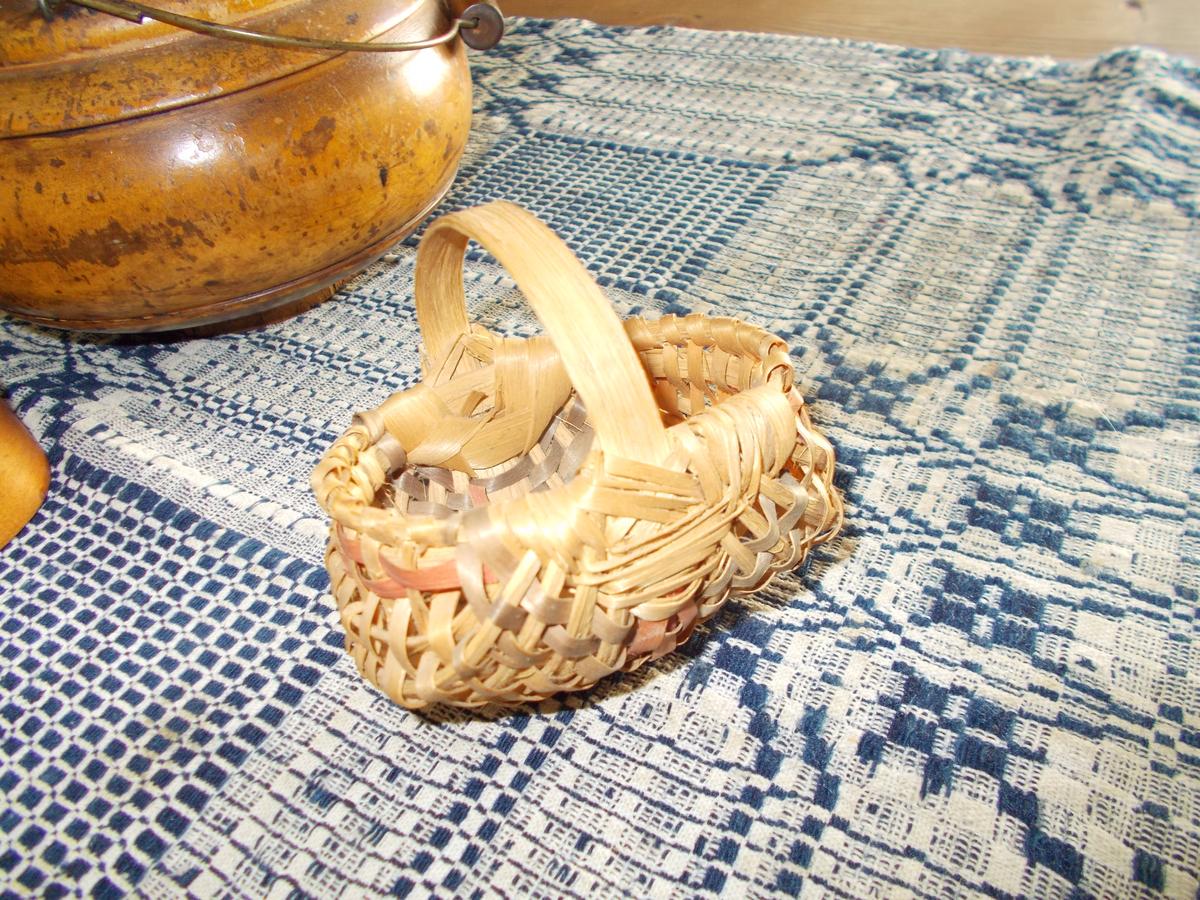 MINIATURE WOVEN SPLINT BASKET