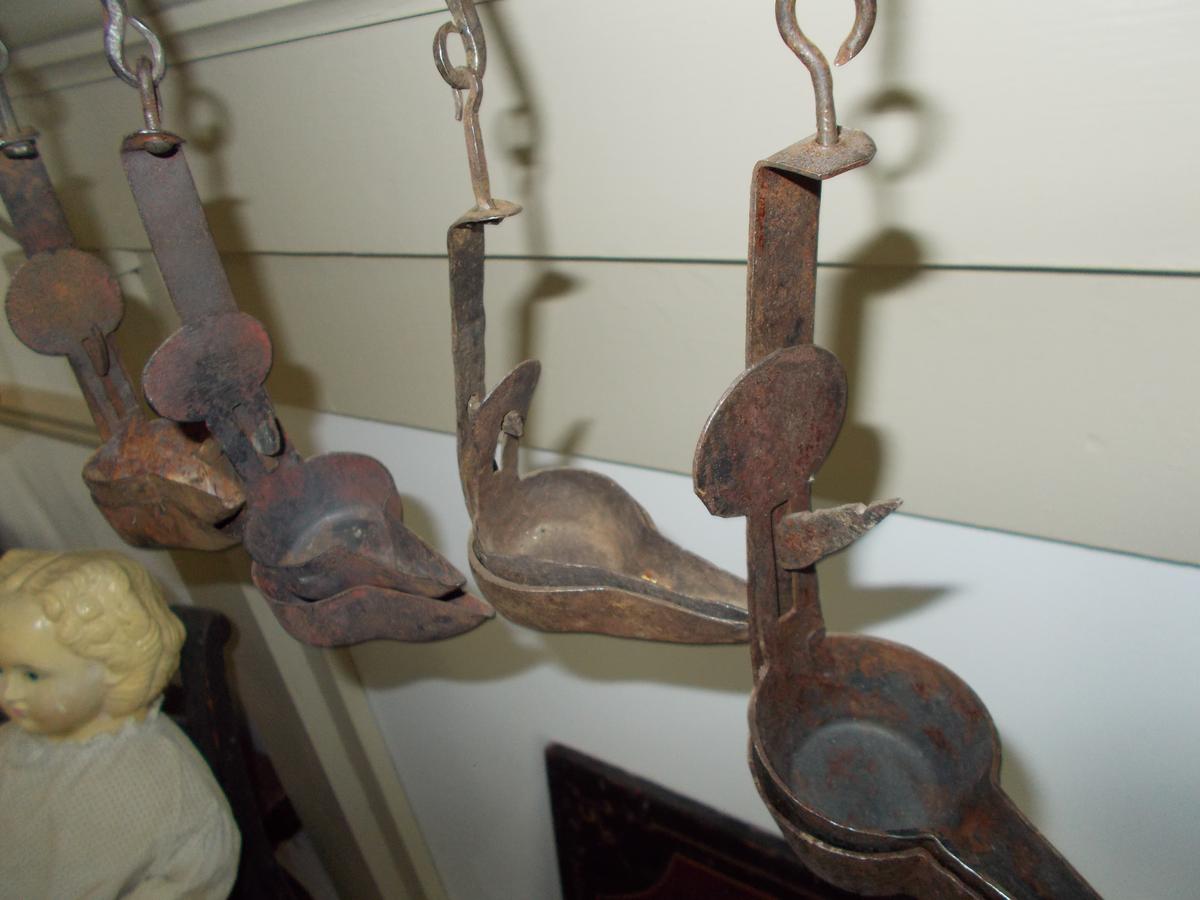 FOUR IRON DOUBLE BETTY LAMPS