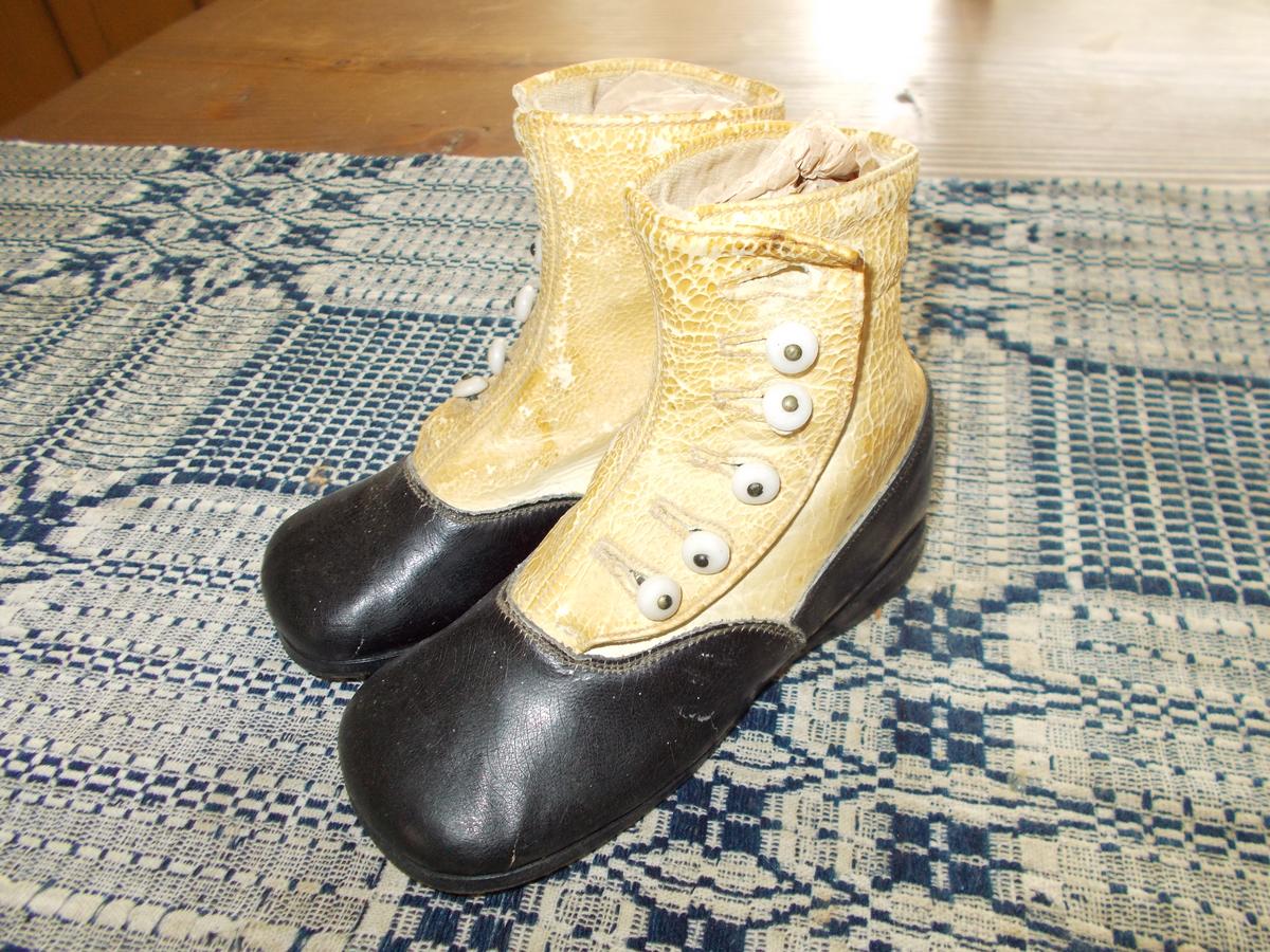 CHILD'S VICTORIAN BUTTON SHOES