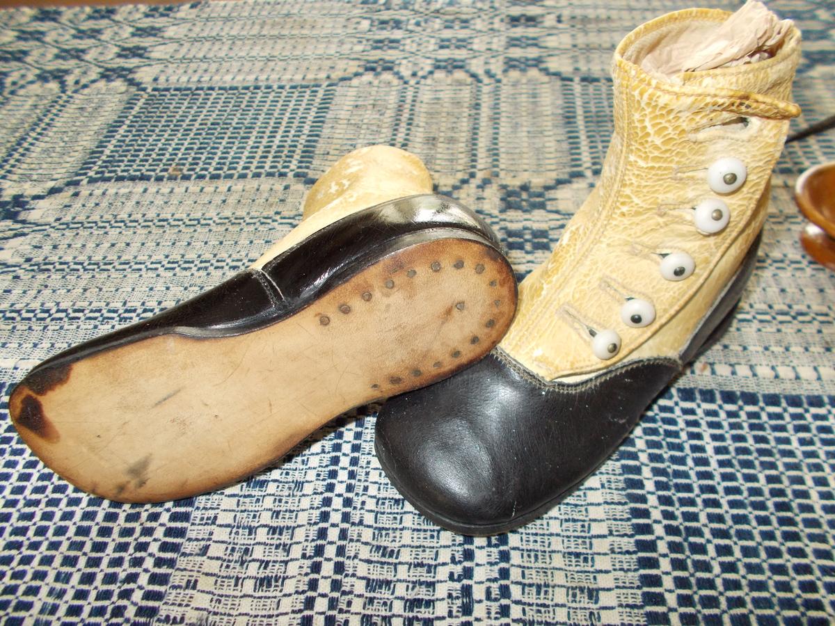 CHILD'S VICTORIAN BUTTON SHOES