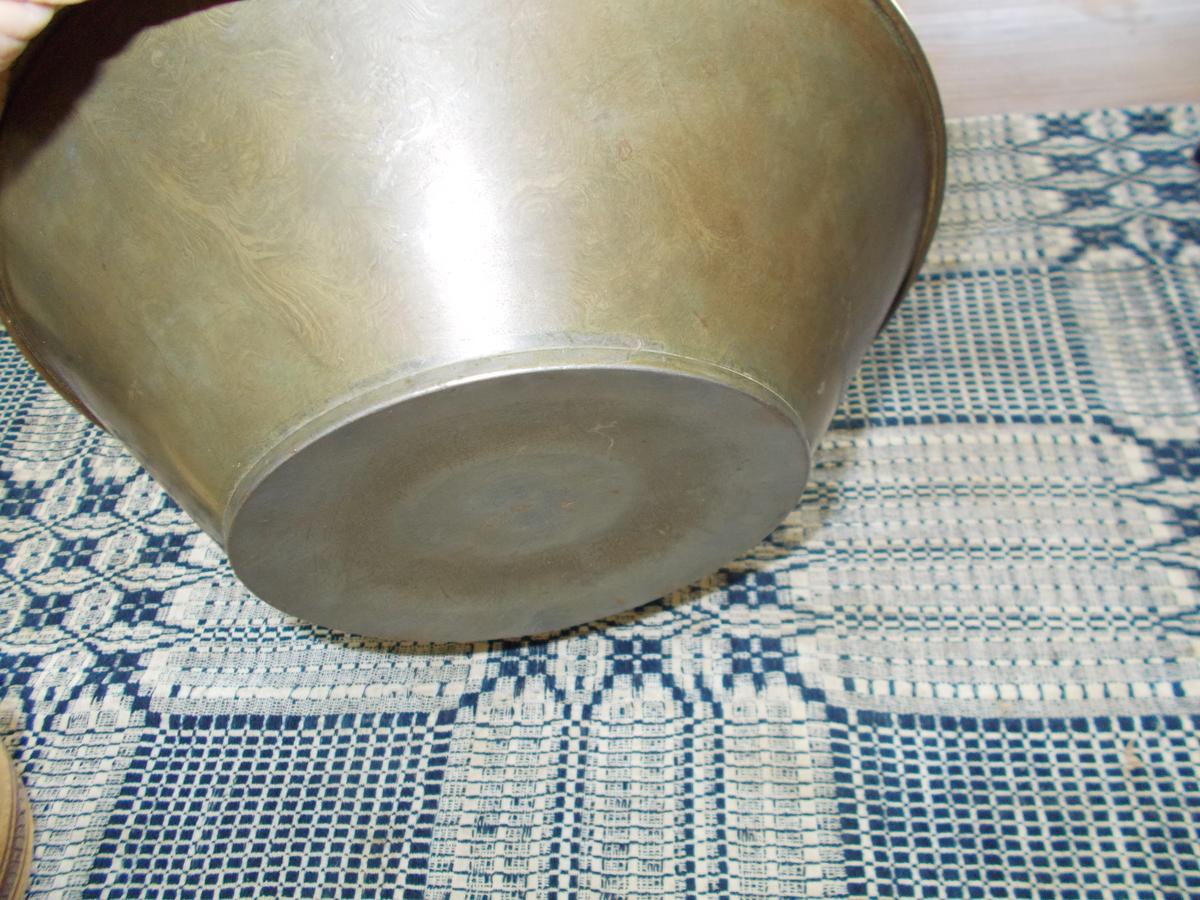 LARGE EARLY LIGHTING CHAMBERSTICK