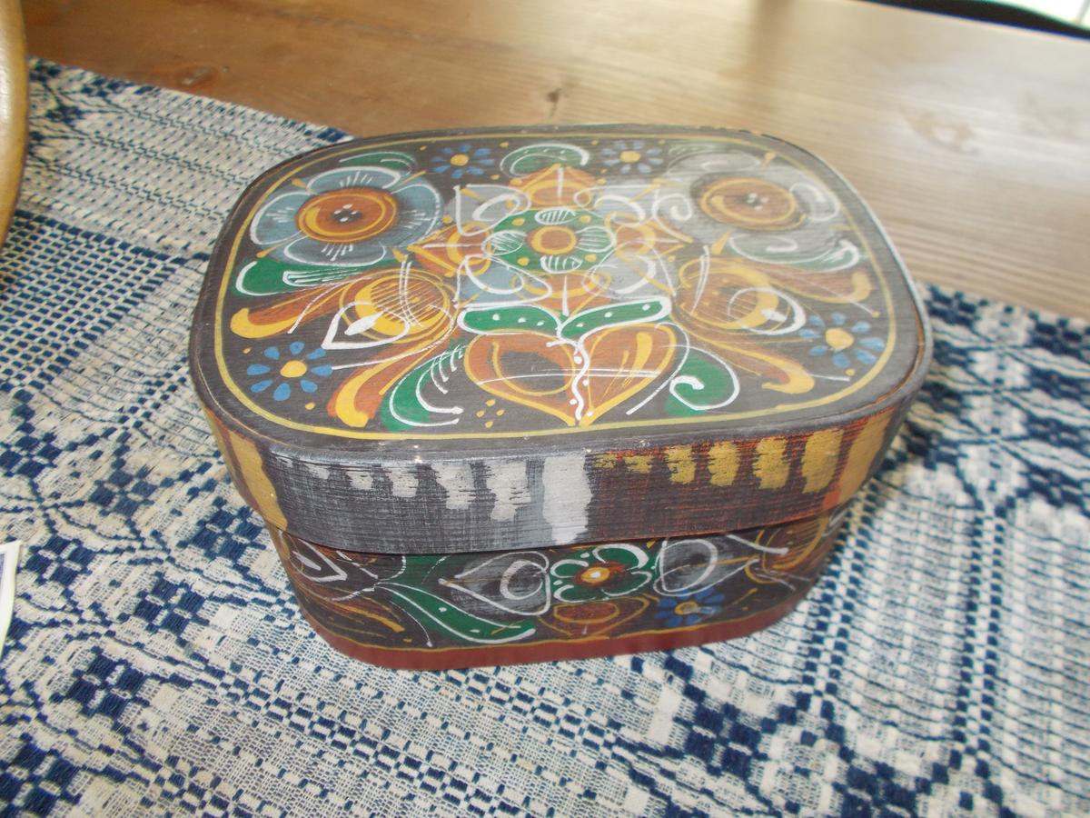 VINTAGE PAINT DECORATED BENTWOOD TRINKET BOX