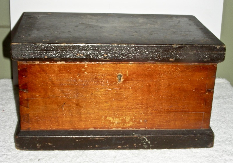 Small 19th C. Box w/Star Decoration & Divided Tray