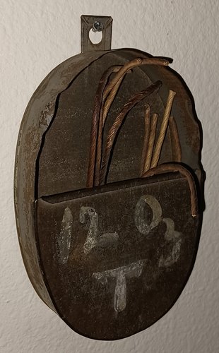 Tin Spill Rush Holder