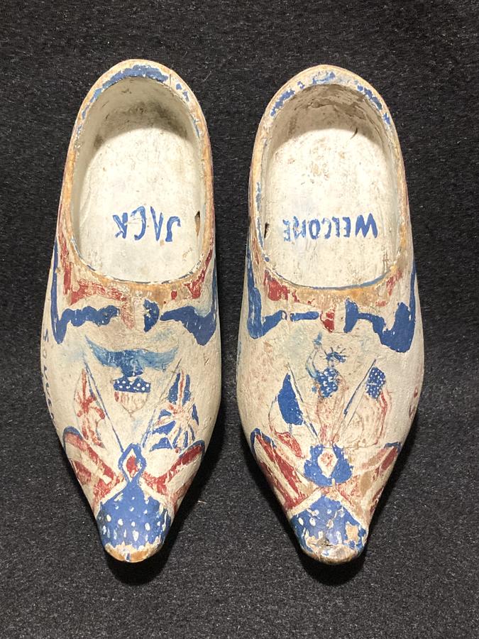Patriotic wooden shoes