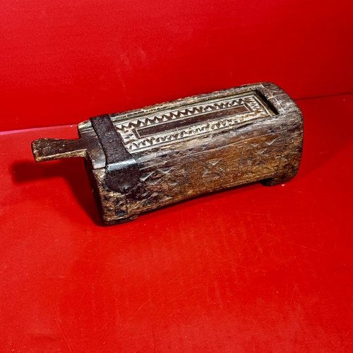 26-016. A Miniature Chip-Carved Slide Lid Box