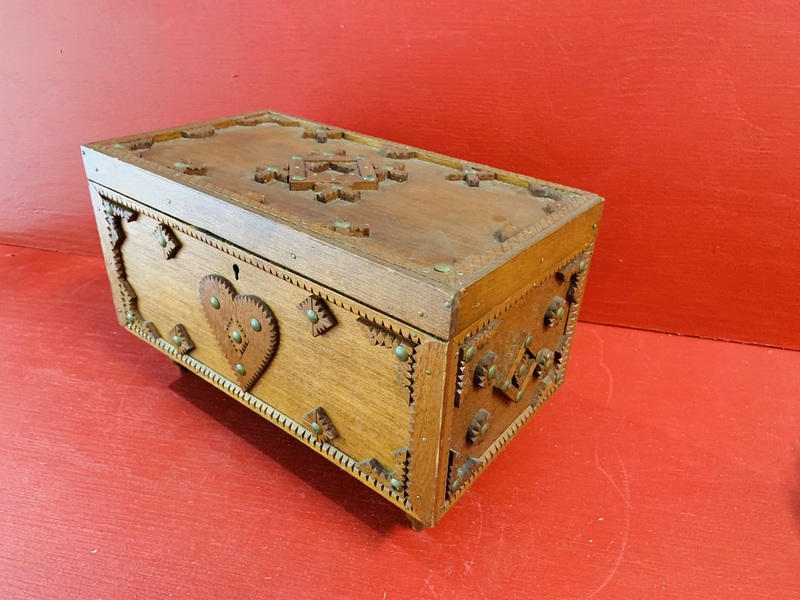 22-085. PA Tramp Art miniature chest.