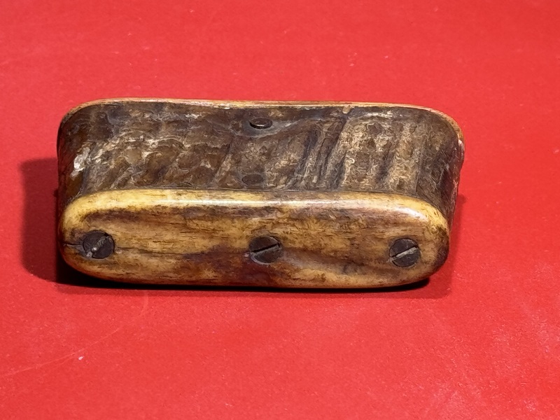 23-198 Snuff box with horn body and antler plates