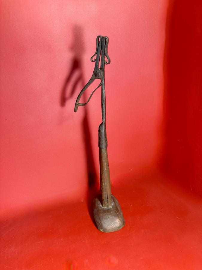 26-109. Wrought-Iron Splint / Rushlight Holder