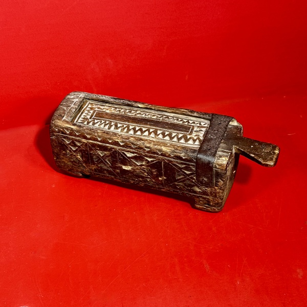 26-016. A Miniature Chip-Carved Slide Lid Box