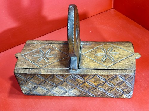 23-164. A mahogany double lid salt box