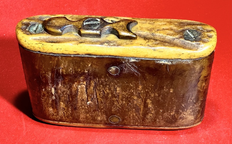 23-198 Snuff box with horn body and antler plates