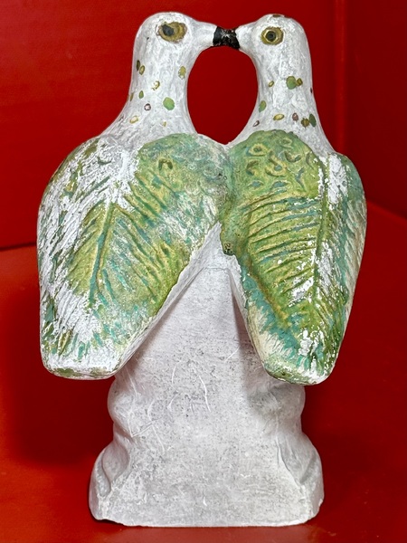25-025.PA Hollow-Cast Chalkware Kissing Love Birds