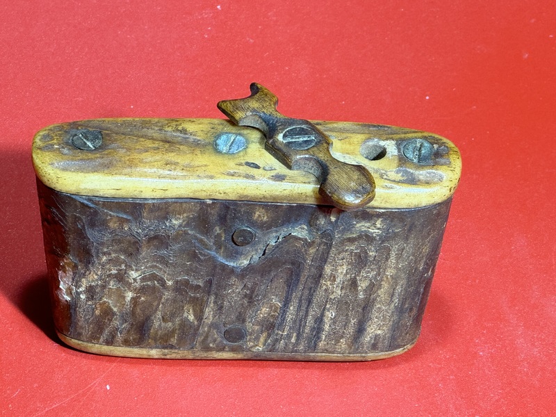 23-198 Snuff box with horn body and antler plates