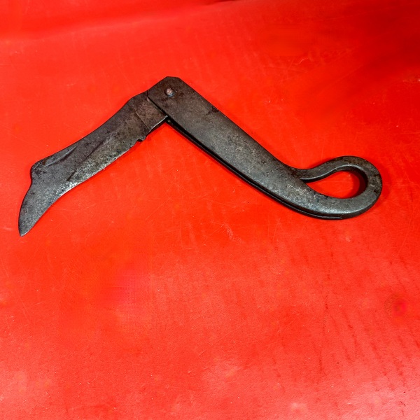 26-010 Jackknife with Integral Flint Striker
