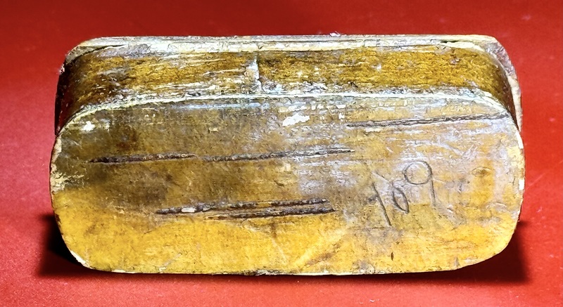 24-022. An early primitive snuff box