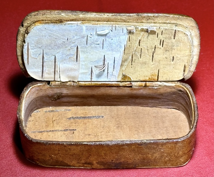24-022. An early primitive snuff box