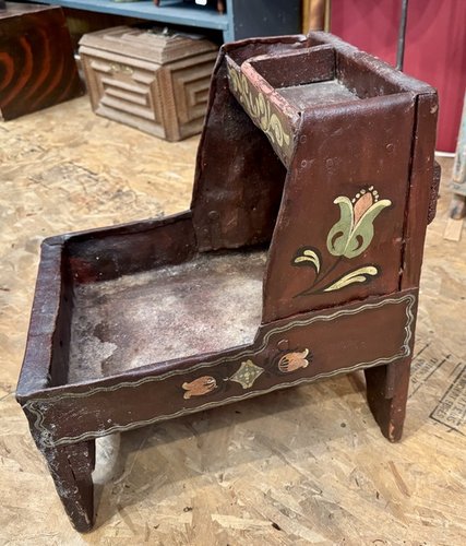 21-074. A Medium Sized Work / Storage Box