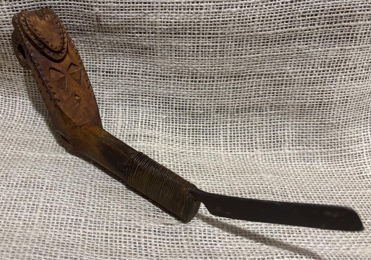 Heart Carved Crooked Knife