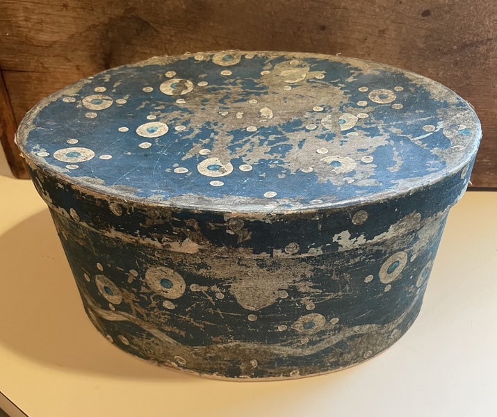Oval wallpaper box
