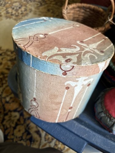 19th century round wallpaper box strong color