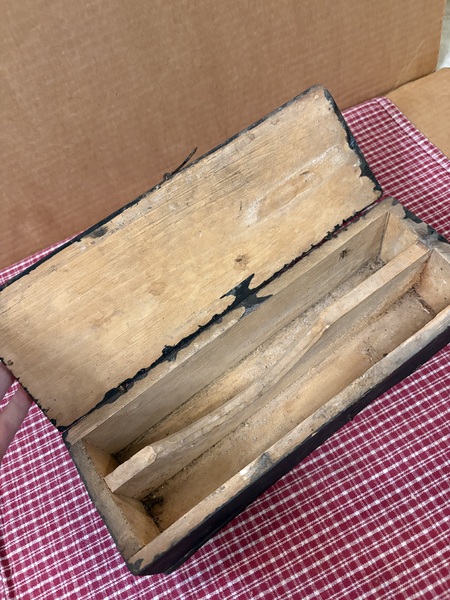 Mid to early 18th century painted snip hing box