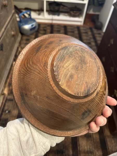 Early 18th century American bee- hive footed bowl