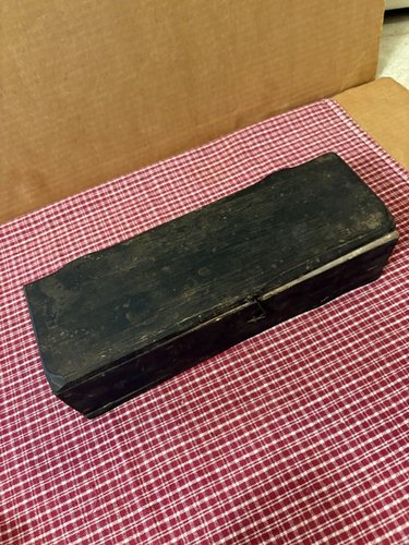 Mid to early 18th century painted snip hing box