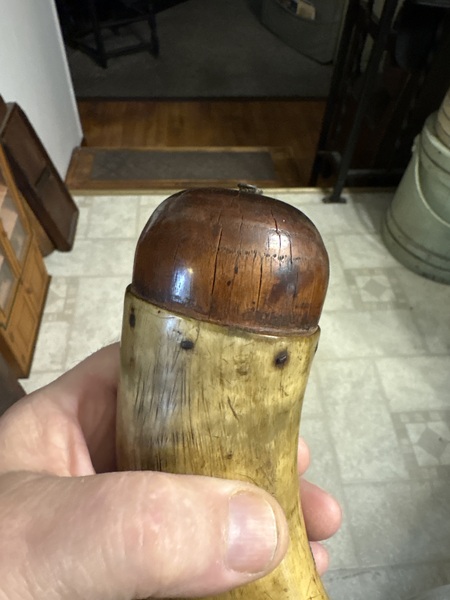 Southern 18th nice domed end powder horn patina