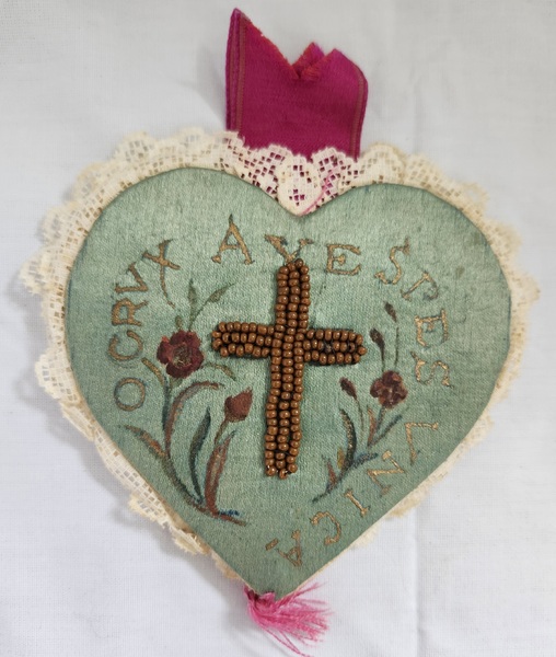 **Antq. Book Form Scherenschnitte Valentine