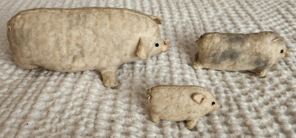 Vintage New England Folk Art Mama Pig & 2 Piglets