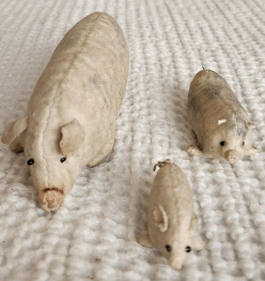 Vintage New England Folk Art Mama Pig & 2 Piglets