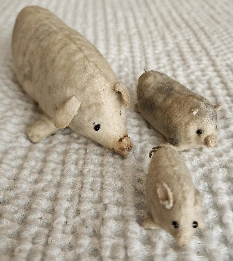 Vintage New England Folk Art Mama Pig & 2 Piglets
