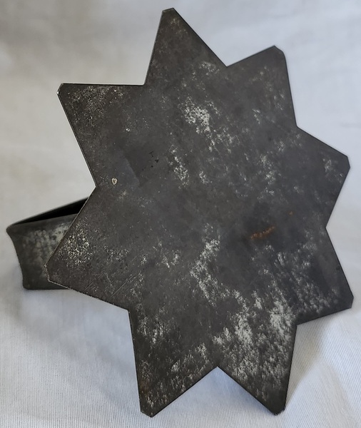 **Antq. Tin Star/Sunflower Quilt Template w/Handle