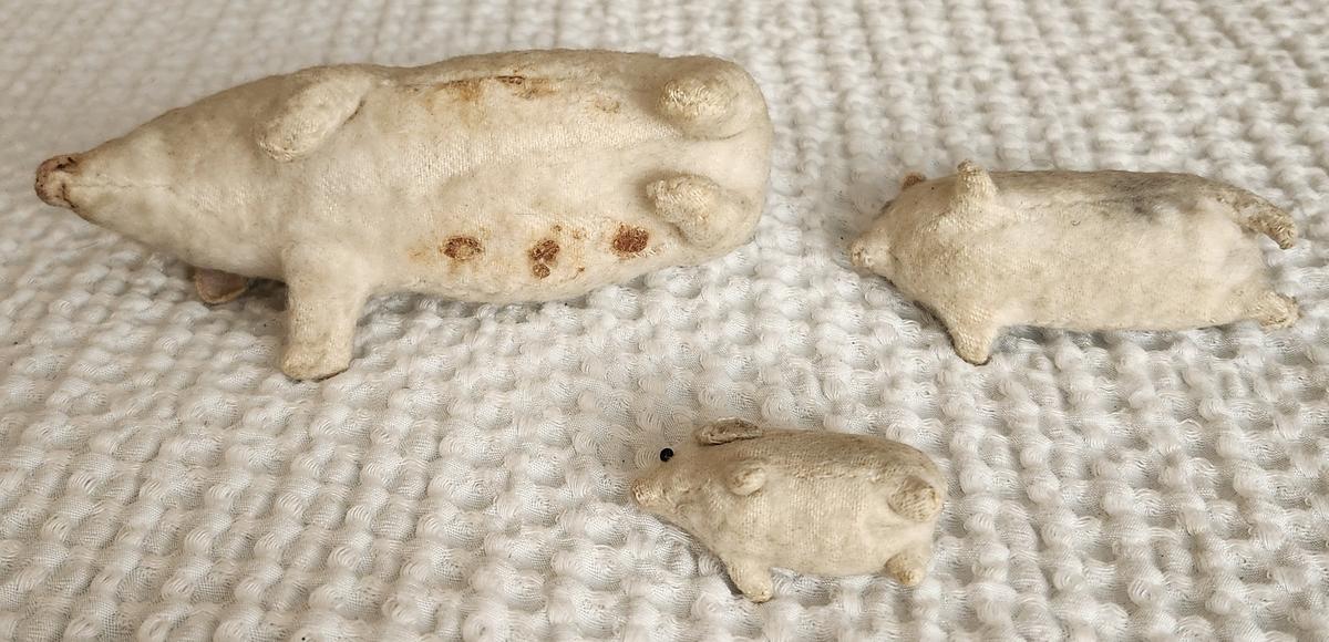 Vintage New England Folk Art Mama Pig & 2 Piglets